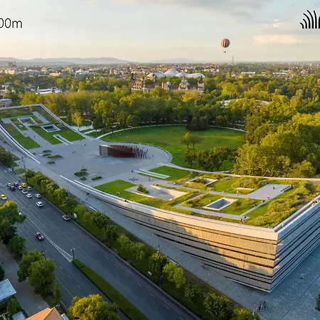 Modern - Close To Park & Heroes' Square *