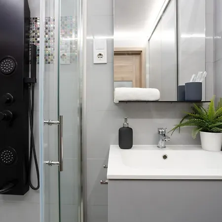 Modern - Close To Park & Heroes' Square