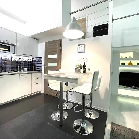 Modern - Close To Park & Heroes' Square Apartment *